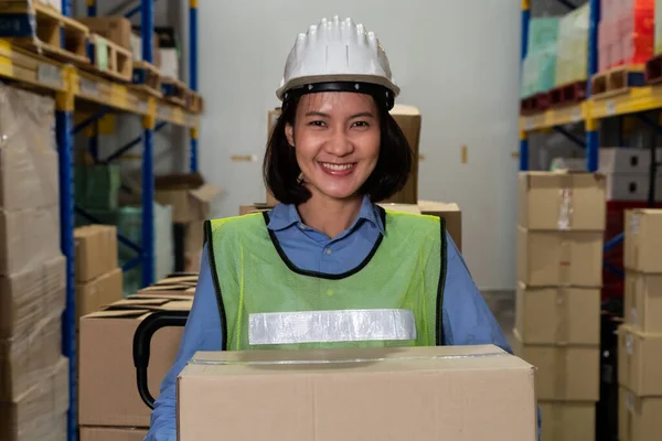 Portrait de jeune femme asiatique ouvrière d'entrepôt souriant dans l'entrepôt — Photo