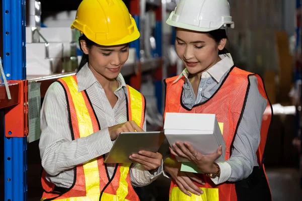 Depoda çalışan kadın bir depo işçisi.