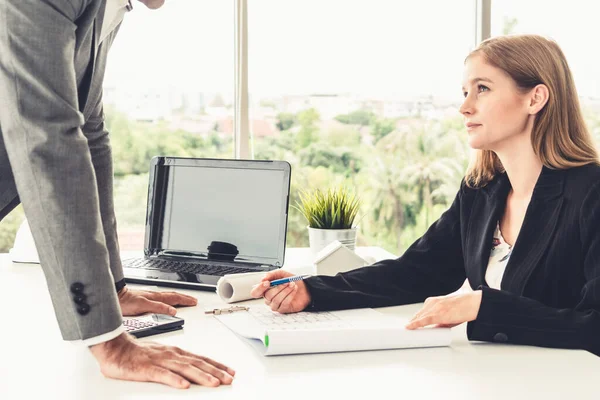 Architekt und Ingenieur arbeiten mit Zeichnung. — Stockfoto