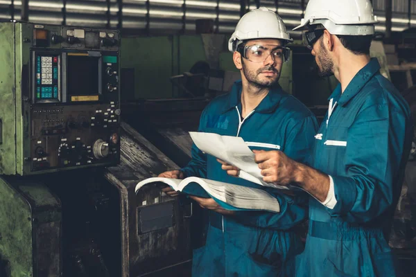 Grupo de trabalhadores de fábrica habilidosos usando equipamentos de máquinas em oficina — Fotografia de Stock