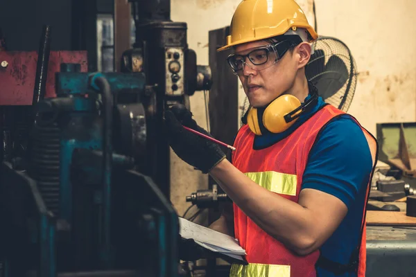 Skicklig fabriksarbetare eller ingenjör gör maskinjobb i verkstaden — Stockfoto