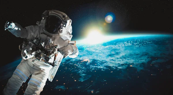 Astronaut rymdman gör rymdpromenad medan du arbetar för rymdstationen — Stockfoto