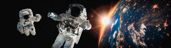 Astronaut spaceman do spacewalk while working for space station — Stock Photo, Image