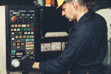 Fabrika mühendisi veya işçisi üretim atölyesinde makine işi yapıyor.