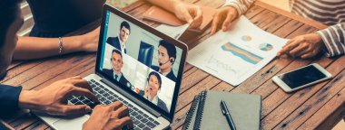 Sanal işyerinde ya da ücra bir ofiste grup iş adamları buluşması