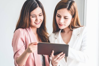 Ofiste tablet bilgisayar kullanan iş kadınları.