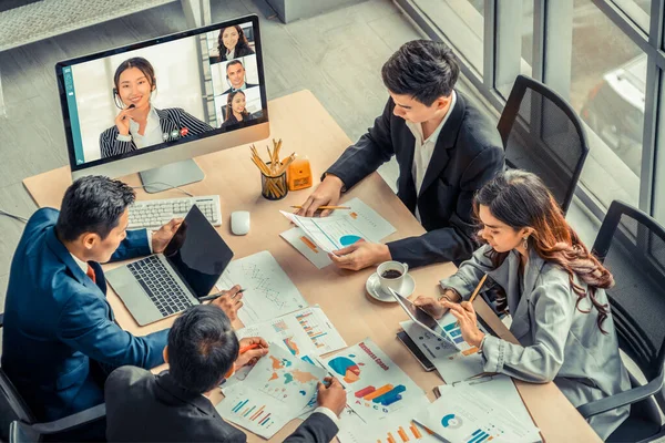 Grupo de videollamadas: reunión de empresarios en un lugar de trabajo virtual u oficina remota —  Fotos de Stock