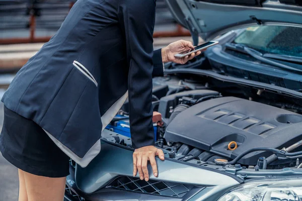 Araba arızası olan kadın tamirat servisini arıyor.. — Stok fotoğraf