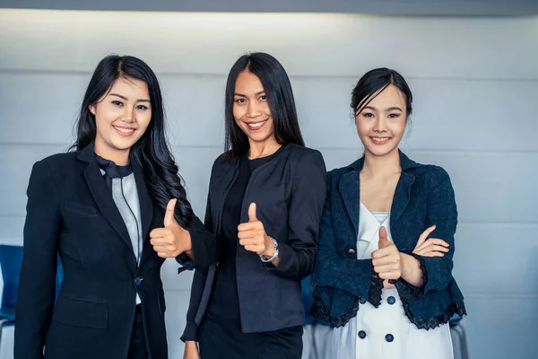 Jeunes femmes d'affaires asiatiques debout dans le bureau. — Photo