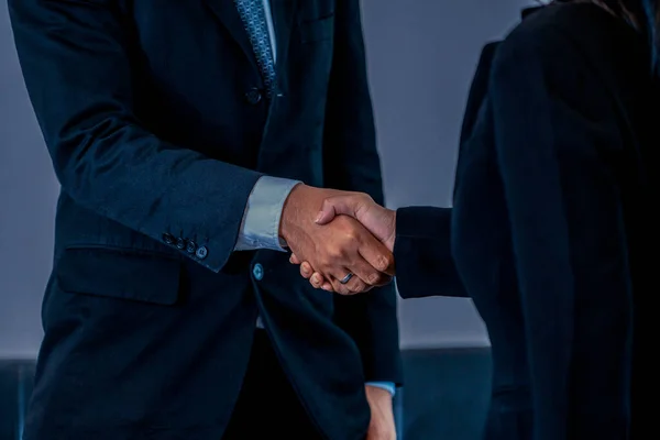 Podnikatelé potřesení rukou dohoda v úřadu. — Stock fotografie