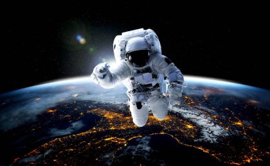 Astronot uzay yürüyüşü yaparken uzay istasyonu için çalışır.