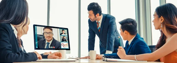 Grupo de chamadas de vídeo reunião de empresários em local de trabalho virtual ou escritório remoto — Fotografia de Stock