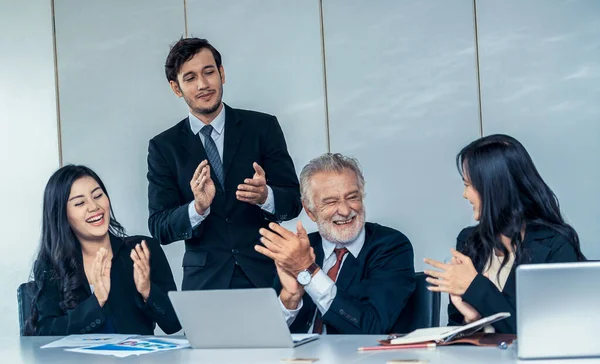 Geschäftsleute, Manager und Mitarbeiter in Besprechung. — Stockfoto