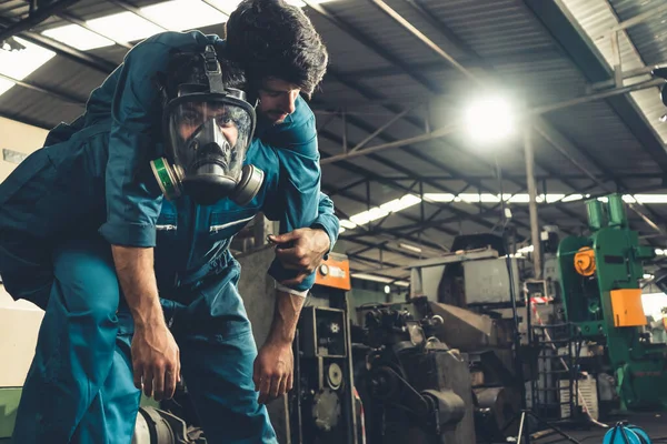 Yetenekli bir fabrika işçisi, takım arkadaşını zehirli gaz sızıntısından kurtarır.