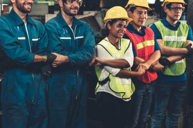 Fabrikadaki takım çalışmasını gösteren becerikli bir işçi bir arada duruyor. .