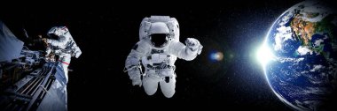 Astronot uzay yürüyüşü yaparken uzay istasyonu için çalışır.