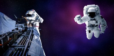 Astronot uzay yürüyüşü yaparken uzay istasyonu için çalışır.
