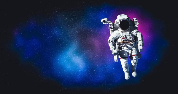 Astronauta astronauta hacer caminata espacial mientras trabaja para la estación espacial — Foto de Stock