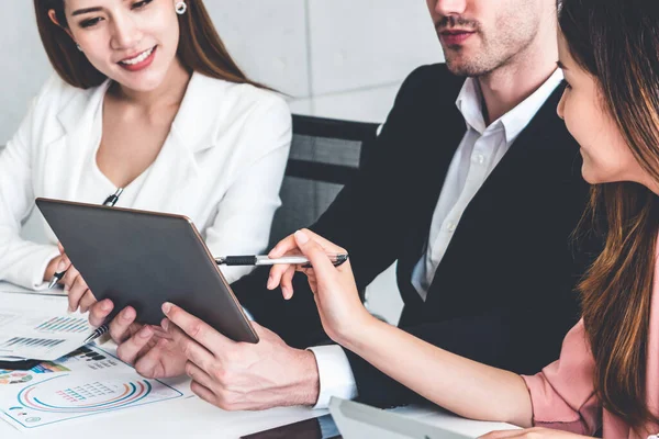 Homme d'affaires et femmes d'affaires travaillant dans le bureau. — Photo