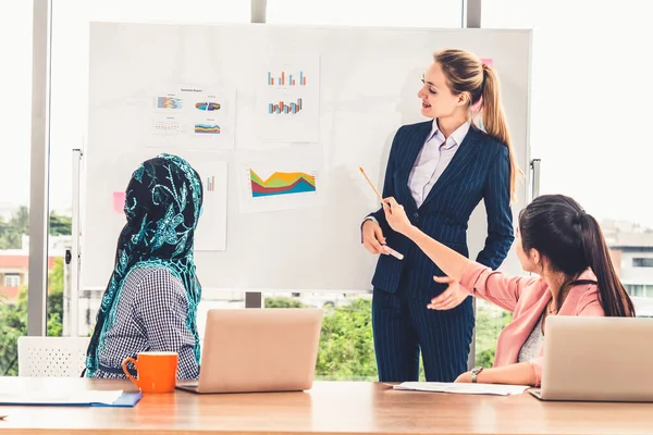 Grupo de trabajo multicultural en la reunión de trabajo en equipo. —  Fotos de Stock