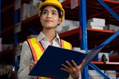 Depoda çalışan kadın bir depo işçisi.