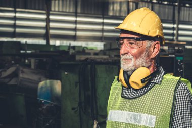 Usta fabrika işçisi ya da mühendis. Fabrikada portre yakın plan.