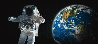 Astronot uzay yürüyüşü yaparken uzay istasyonu için çalışır.