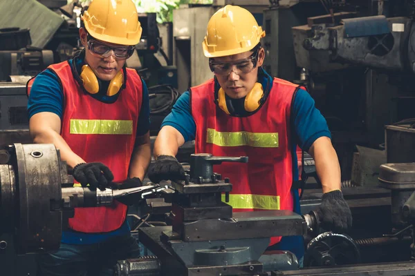 Groupe d'ouvriers habiles d'usine utilisant l'équipement de machine dans l'atelier — Photo