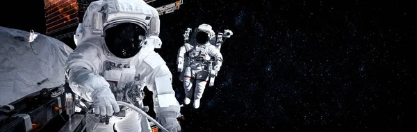 Astronaute astronaute faire la sortie spatiale tout en travaillant pour la station spatiale — Photo