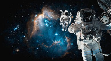 Astronot uzay yürüyüşü yaparken uzay istasyonu için çalışır.