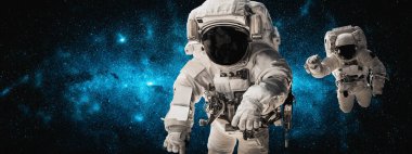 Astronot uzay yürüyüşü yaparken uzay istasyonu için çalışır.