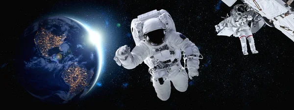 Astronauten-Raumfahrer machen Weltraumspaziergang während er für Raumstation arbeitet — Stockfoto