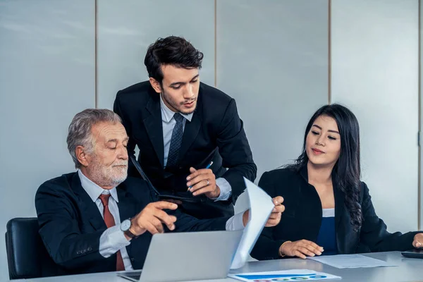 Gens d'affaires, gestionnaire et employé en réunion. — Photo