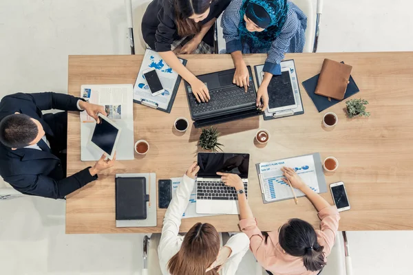 Gente de negocios en reunión de grupo en la oficina. — Foto de Stock