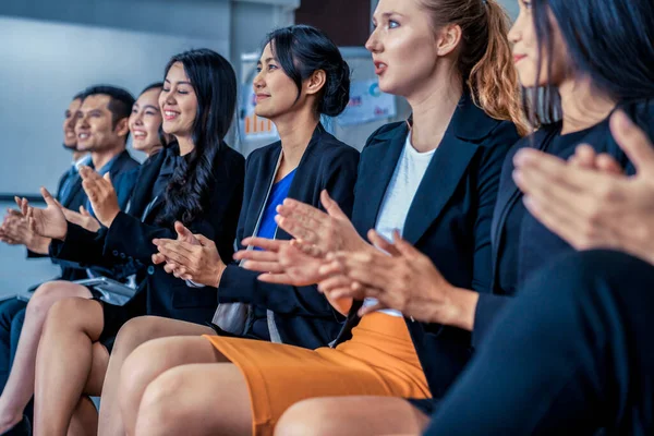 Empresarios y empresarias celebrando el éxito. — Foto de Stock