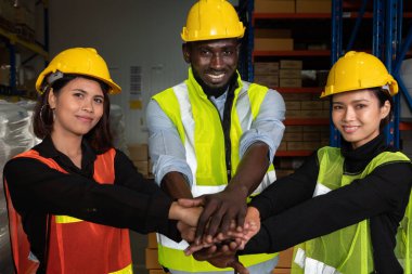 Depodaki mutlu depo çalışanının portresi.