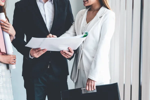 Affärsman och affärskvinnor som arbetar på kontoret. — Stockfoto