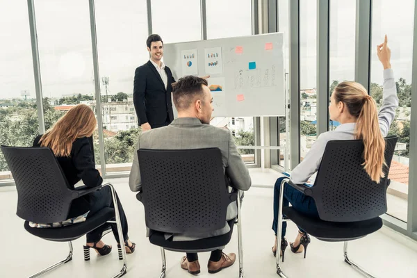 Empresarias y empresarios en reunión de grupo. — Foto de Stock