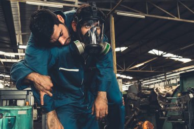 Yetenekli bir fabrika işçisi, takım arkadaşını zehirli gaz sızıntısından kurtarır.