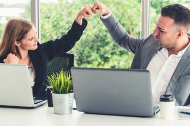 Başarılı iş ortağı ofiste kutlama yapıyor.