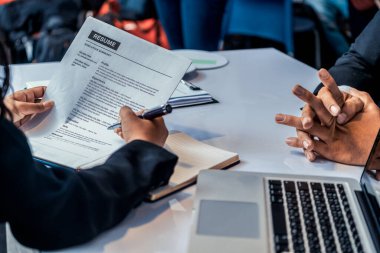 İnsan Kaynakları Müdürü CV özgeçmişini okudu