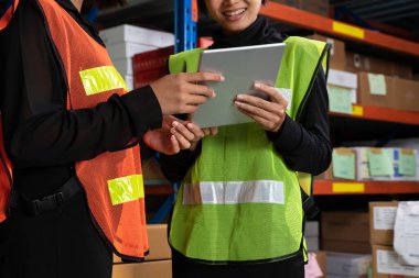 Depoda çalışan kadın bir depo işçisi.