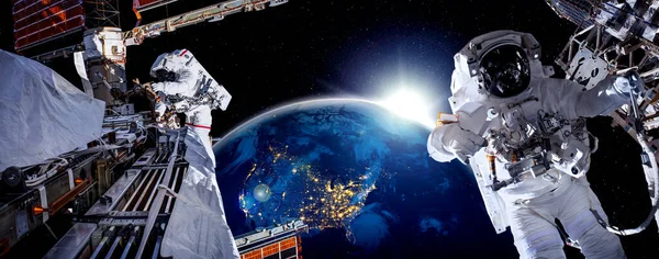 宇航员在为空间站工作时进行太空行走 — 图库照片