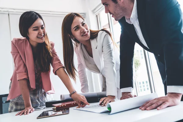 Imprenditore e imprenditrici che lavorano in ufficio. — Foto Stock