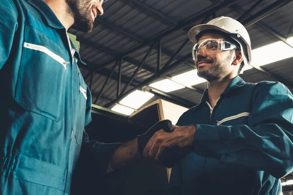 Dwóch zręcznych inżynierów fabrycznych lub pracowników wykazujących współpracę zespołową i partnerską . — Zdjęcie stockowe