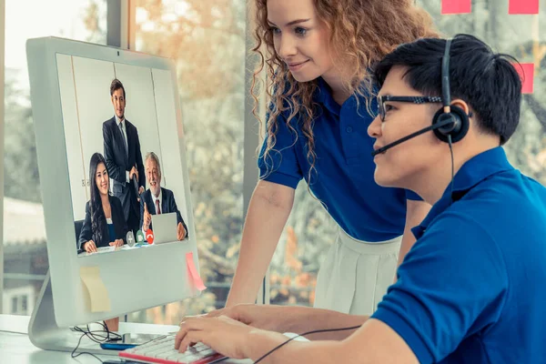 Réunion des gens d'affaires du groupe d'appels vidéo sur un lieu de travail virtuel ou un bureau à distance — Photo