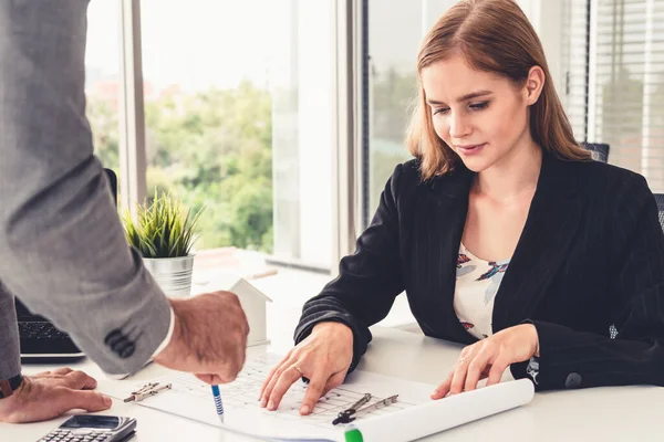 Architekt und Ingenieur arbeiten mit Zeichnung. — Stockfoto