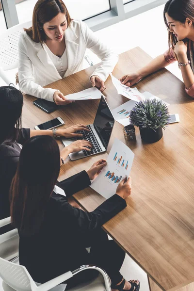 Businesswomen in Meeting, Laptop Computer on Table — Stock Photo, Image