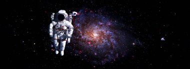 Astronot uzay yürüyüşü yaparken uzay istasyonu için çalışır.