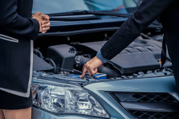 Uomo aiuto donna risolvere il problema auto. — Foto Stock